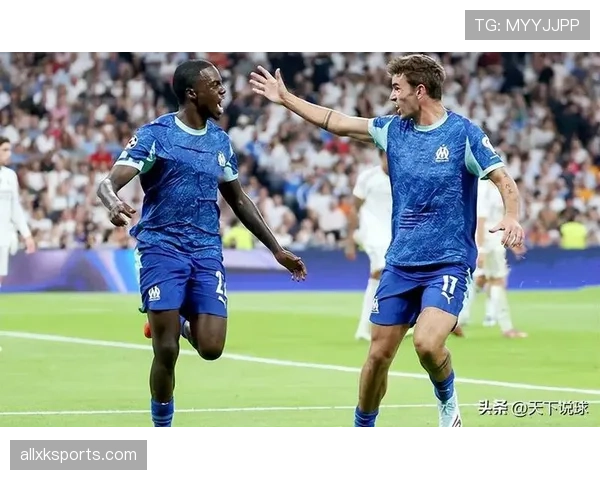 阿贾克斯近期联赛表现稳健,锋线状态回升,助球队稳固积分榜位置 阿贾克斯近期联赛表现稳健,锋线状态回升,助球队稳固积分榜位置